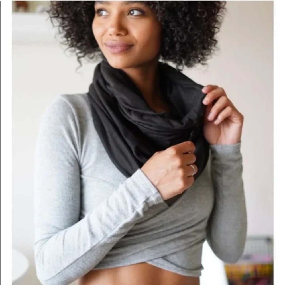 Beyond Yoga Infinity Scarf Hidden Zipper Pocket Black Jersey Travel Gym Wrap